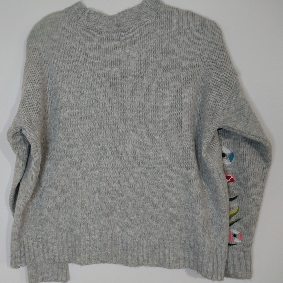 ROMEO +JULIET Elegant Floral Embroidered Sweater - Picture 2 of 10